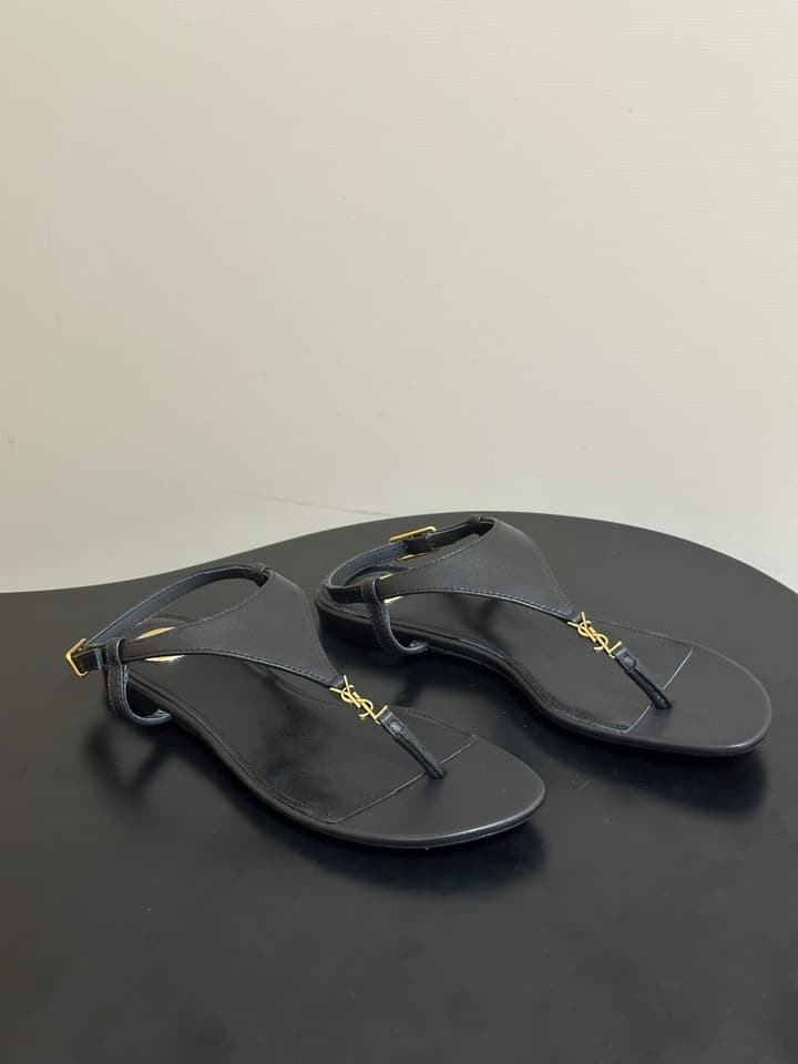 Saint Laurent Classic YSL Logo Flat Sandals – Spring/Summer Collection – 26S in Black