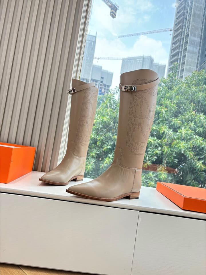Hermès Classic Knee-High Boots – 2025 Autumn/Winter Collection in Two-tone Tan And Cream