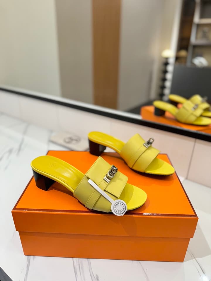 Hermès Classic Smooth Cowhide Heeled Sandals in Beige