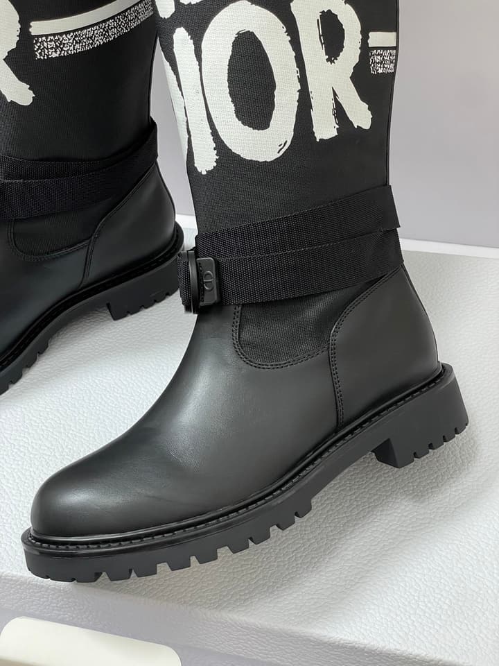Dior D-Major Graffiti Mid-Tube Combat Boots – Autumn/Winter Collection in Black With White Graffiti