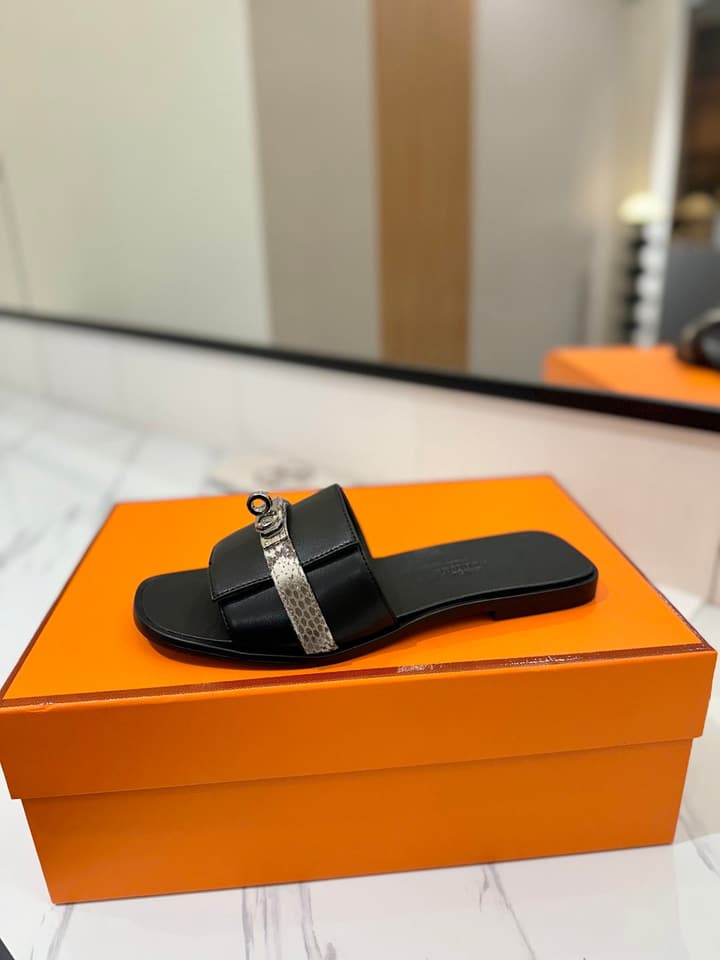 Hermès Classic Timeless Leather Sandals in Black