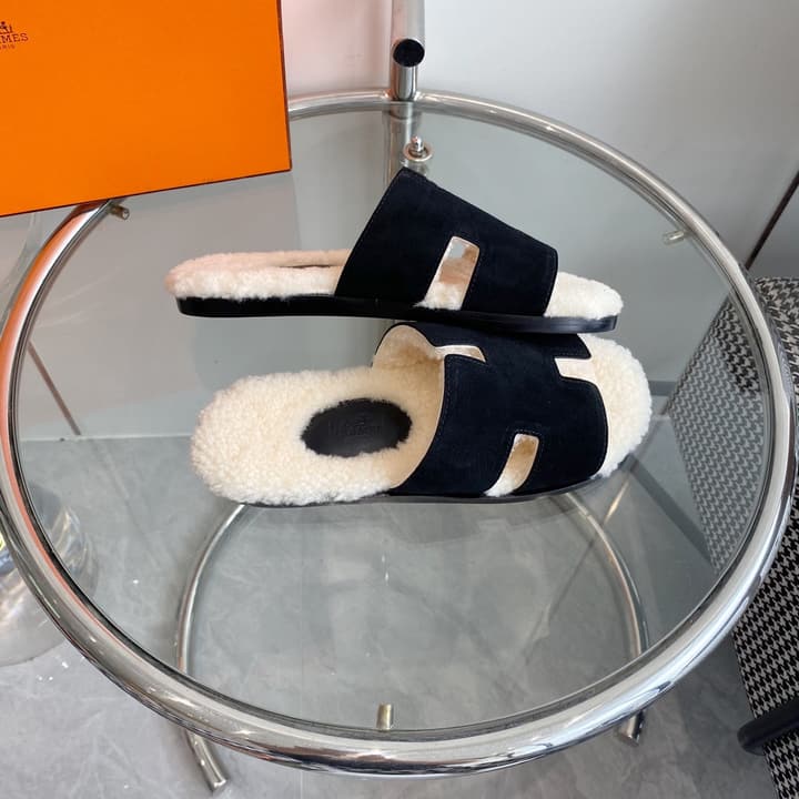 Hermès Izmir Classic H Wool Slippers in Black