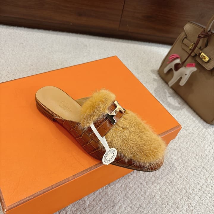 Hermès Mink Suede Loafers & Mules – Autumn/Winter Collection in Black Fur With Gold H