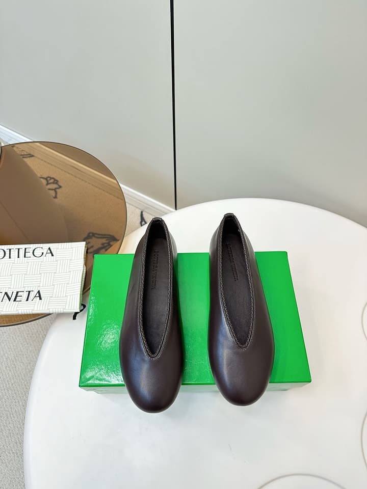 Bottega Veneta Woven Flats – 2025 Collection in Black