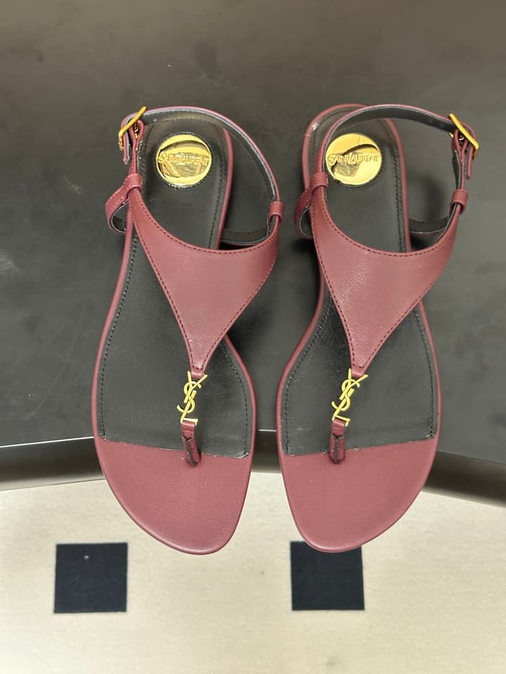 Saint Laurent Classic YSL Logo Flat Sandals – Spring/Summer Collection – 26S in Black