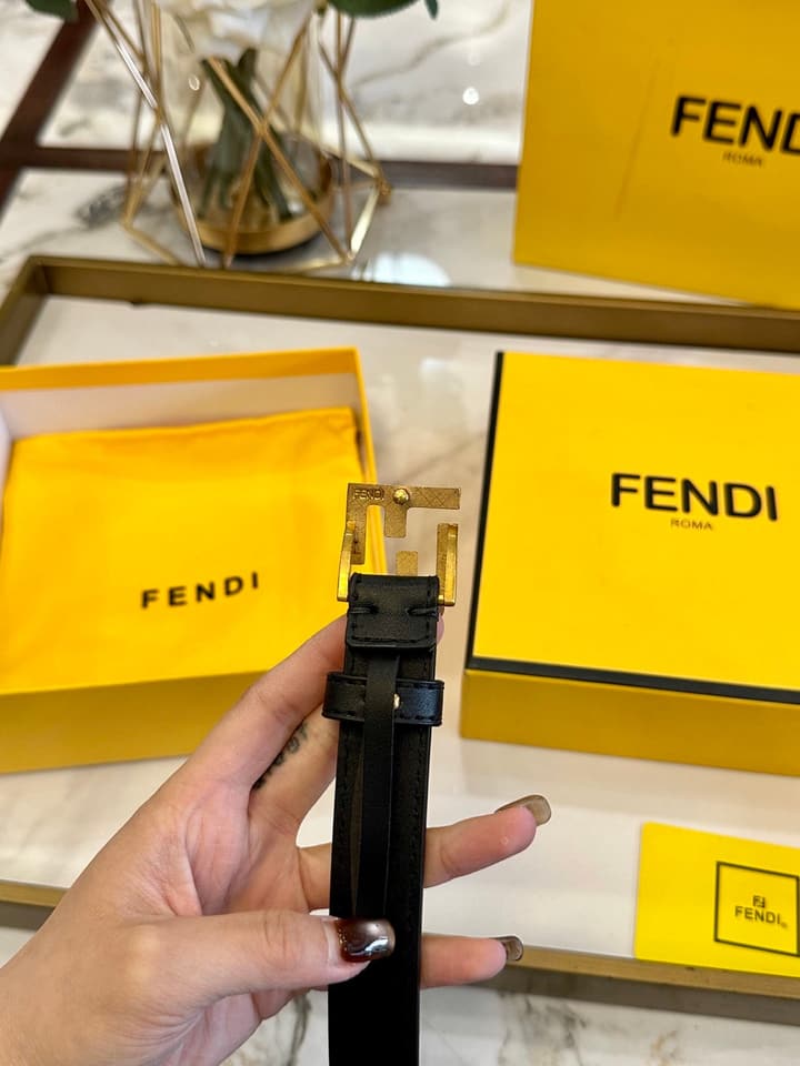 Fendi Classic Leather Belt – 2.5cm in Black Leather With Antique Gold Buckle