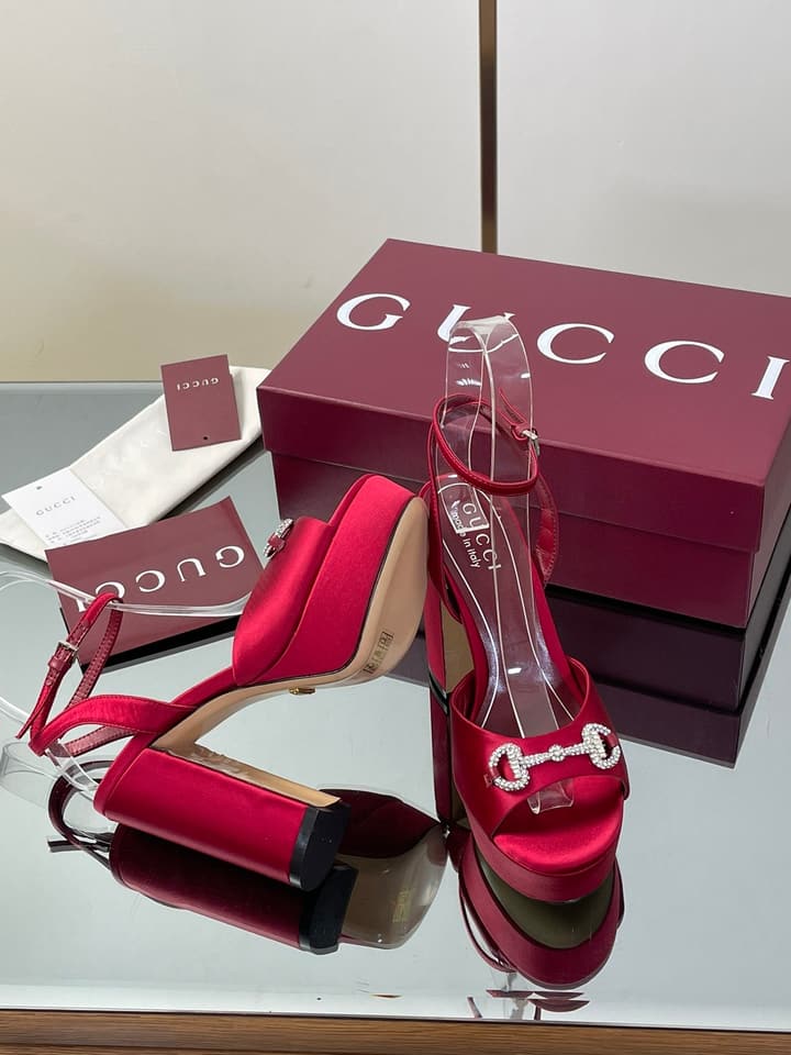 Gucci Platform Rhinestone Horsebit Sandals – Spring/Summer Collection – 2025 in Black Patent