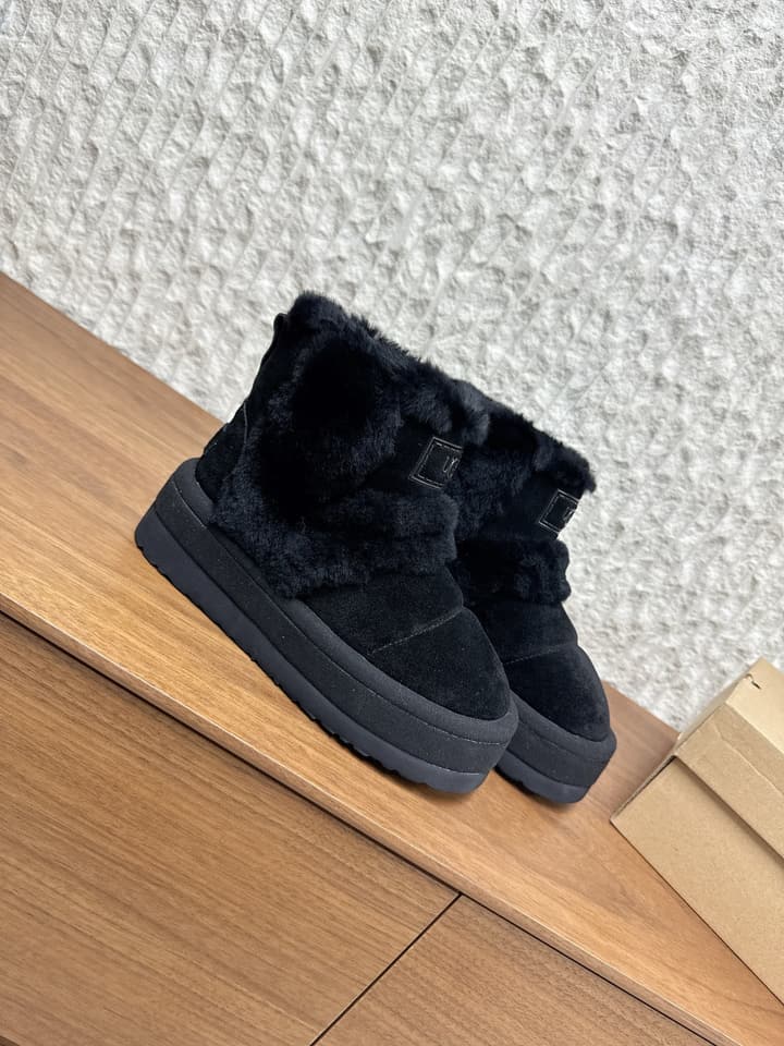 UGG Closed-Toe Fur-Lined Slippers – Autumn/Winter Collection in Black