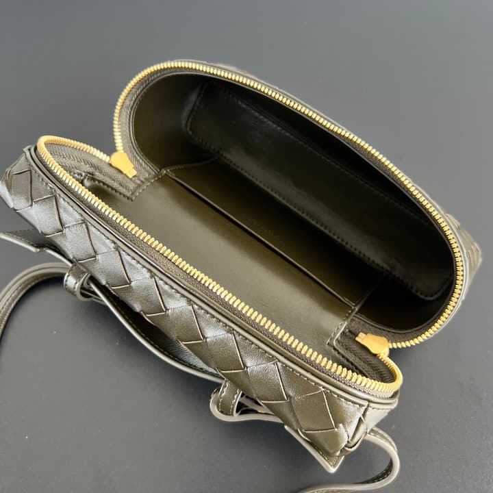 Bottega Veneta Intrecciato Vanity Case in Cream