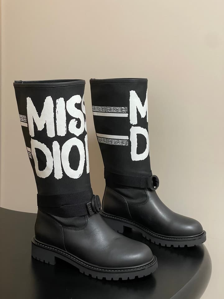Dior D-Major Graffiti Mid-Tube Combat Boots – Autumn/Winter Collection in Black With White Graffiti