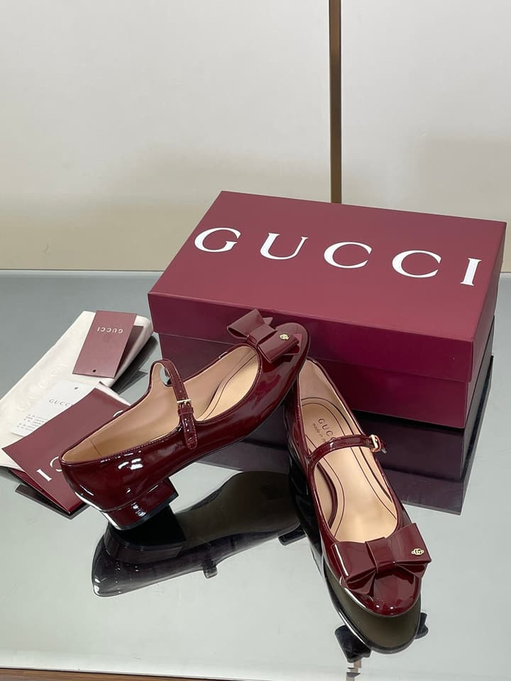 Gucci Bow Detail Mary Jane Ballerina Flats – 2025 Early Autumn Collection in Deep Red Patent Leather