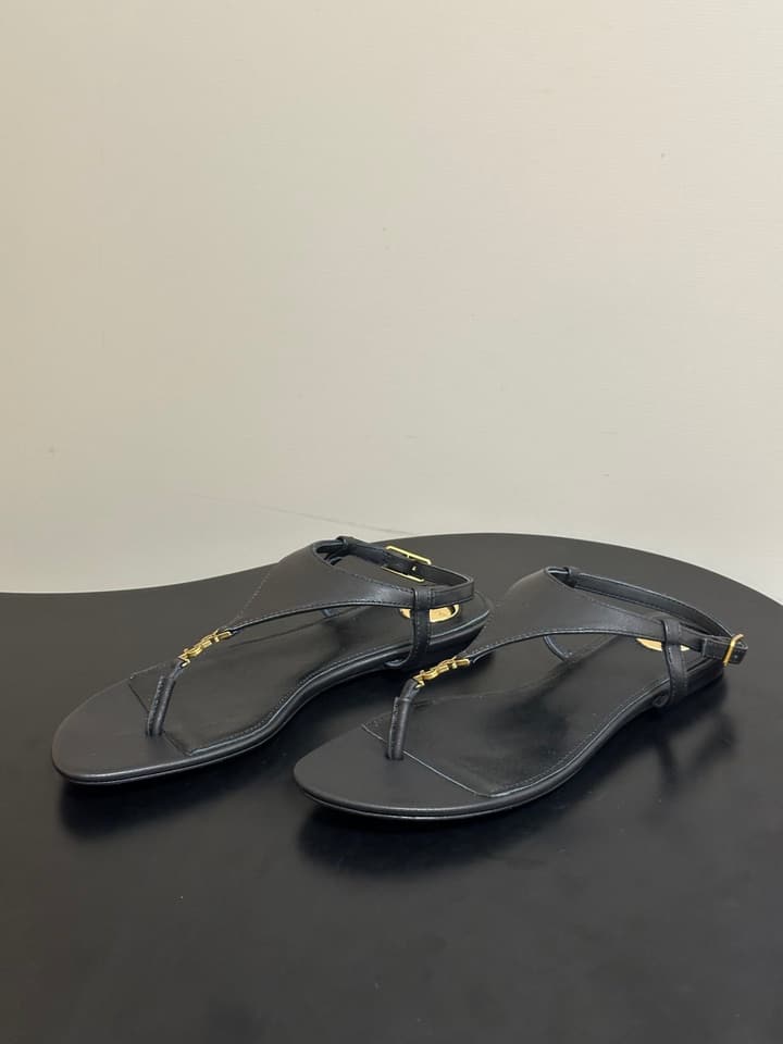 Saint Laurent Classic YSL Logo Flat Sandals – Spring/Summer Collection – 26S in Black