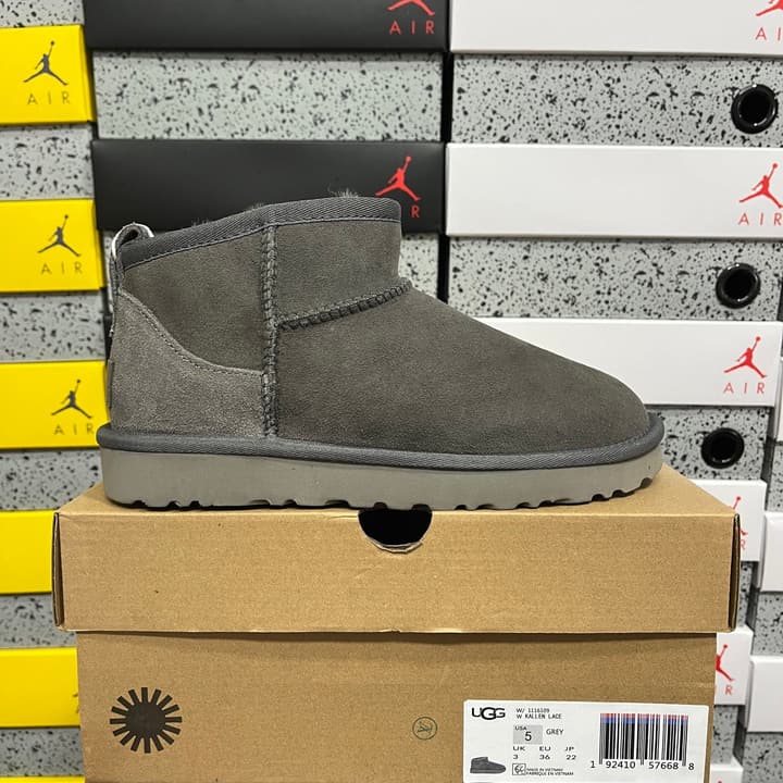 UGG Thick-Soled Low-Cut Fur-Lined Snow Boots in All Black Mini