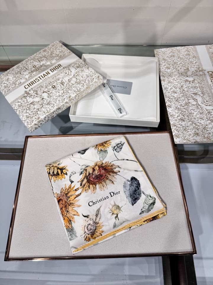 Dior Daisy Reversible Silk Twill Scarf – 2025 Spring Collection