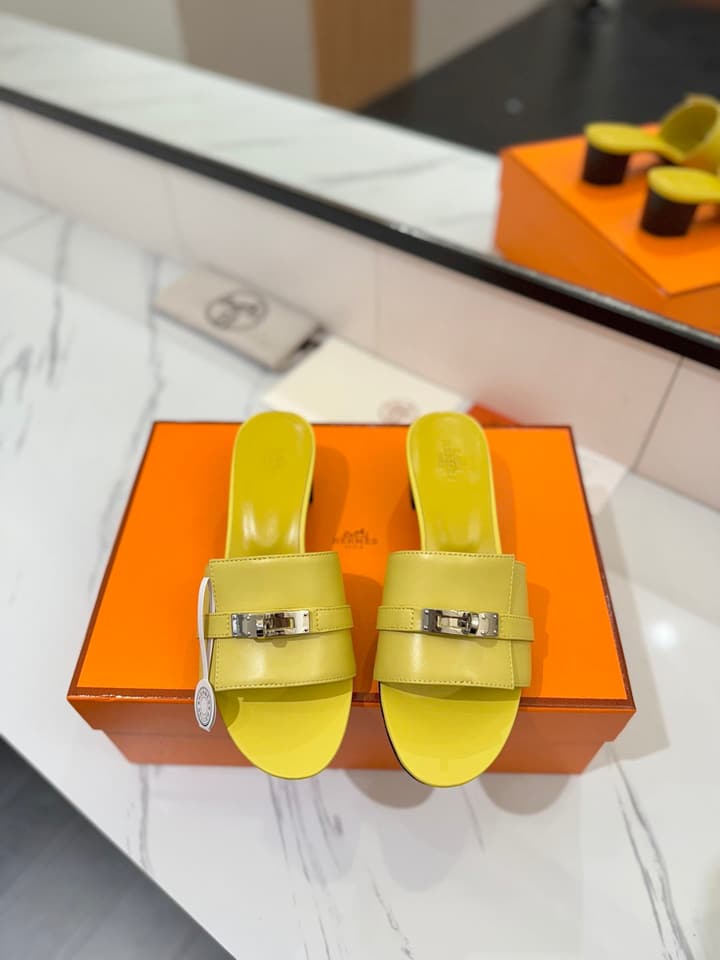 Hermès Classic Smooth Cowhide Heeled Sandals in Beige