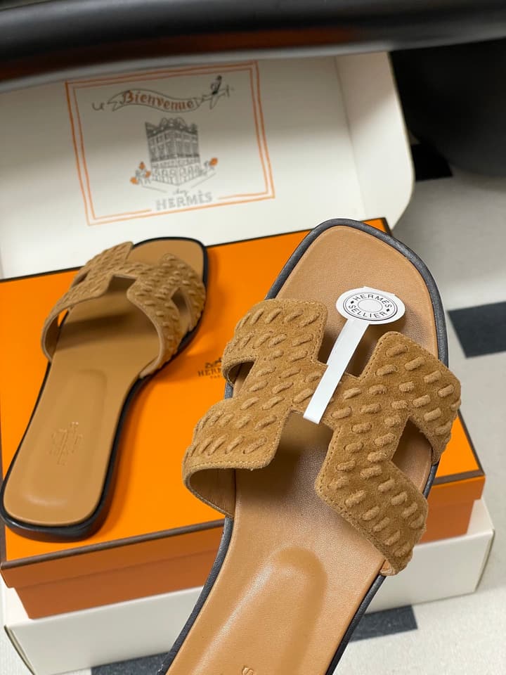 Hermès Oran Woven Suede Sandals – 2025 Collection in Black Leather