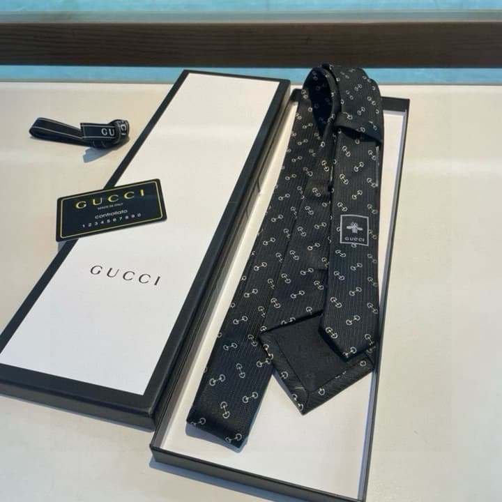 Gucci Men's Jacquard Silk Tie in Black Gg Pattern