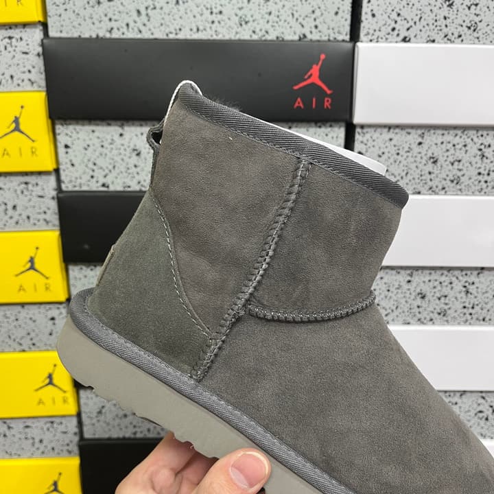 UGG Thick-Soled Low-Cut Fur-Lined Snow Boots in All Black Mini