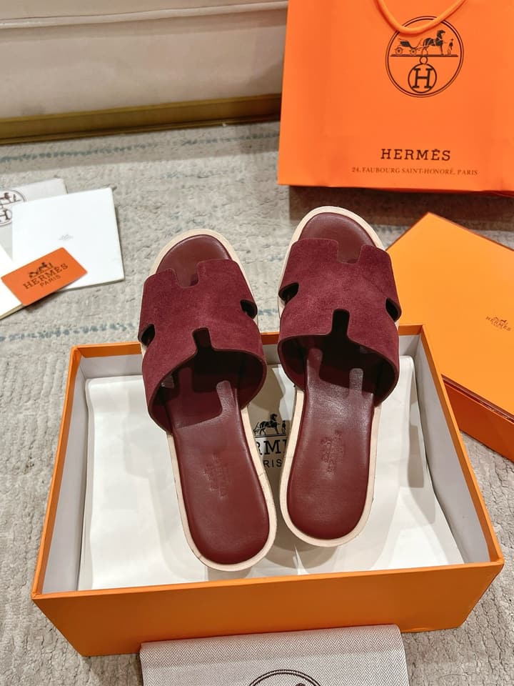Hermès Wedge Sandals – 2024 Spring/Summer Collection in Bright Red Suede