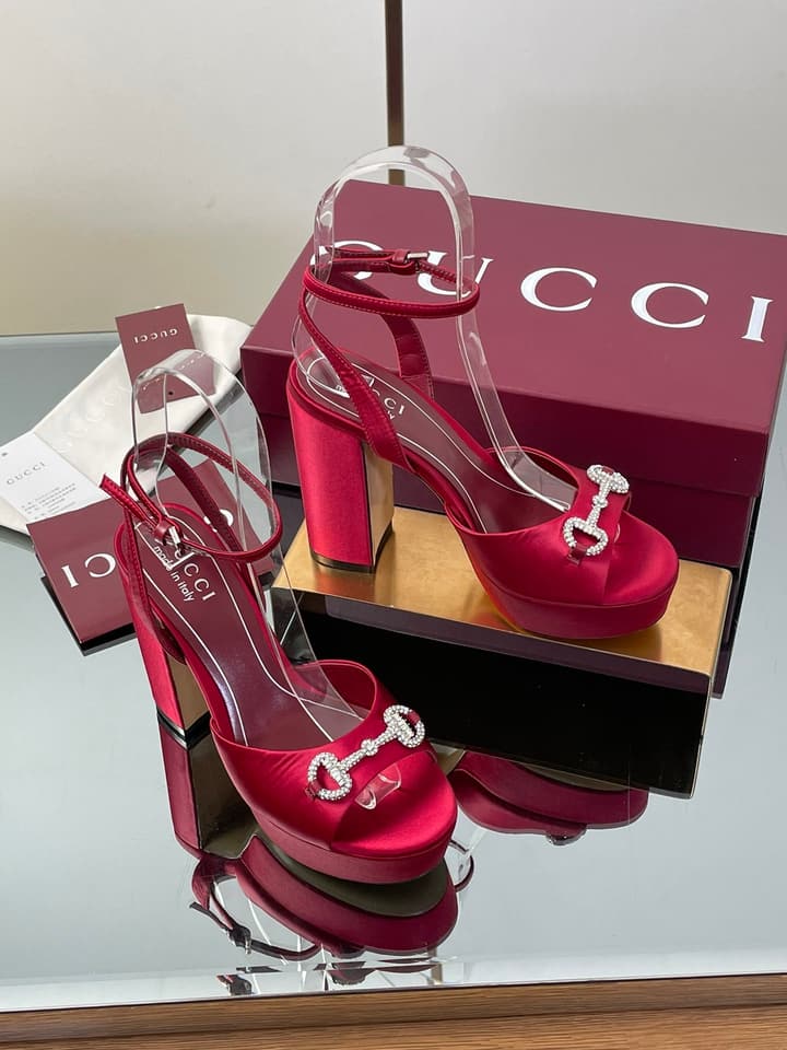 Gucci Platform Rhinestone Horsebit Sandals – Spring/Summer Collection – 2025 in Black Patent
