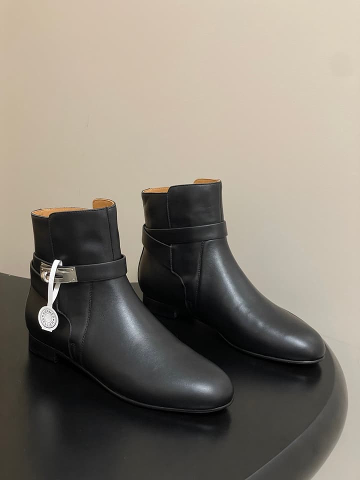 Hermès Neo Kelly Buckle Ankle Boots – 25FW in Black Leather