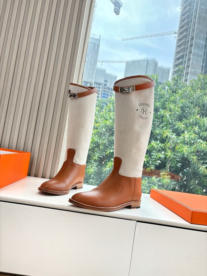 Hermès Classic Knee-High Boots – 2025 Autumn/Winter Collection in Two-tone Tan And Cream