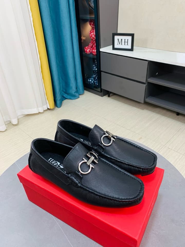 Ferragamo Pebbled Leather Driving Shoes in Black Leather, Black Lining
