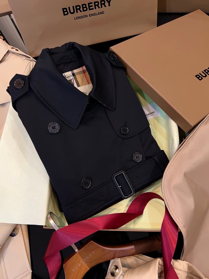 Burberry Kensington Heritage Short Trench Coat in Classic Black Trench
