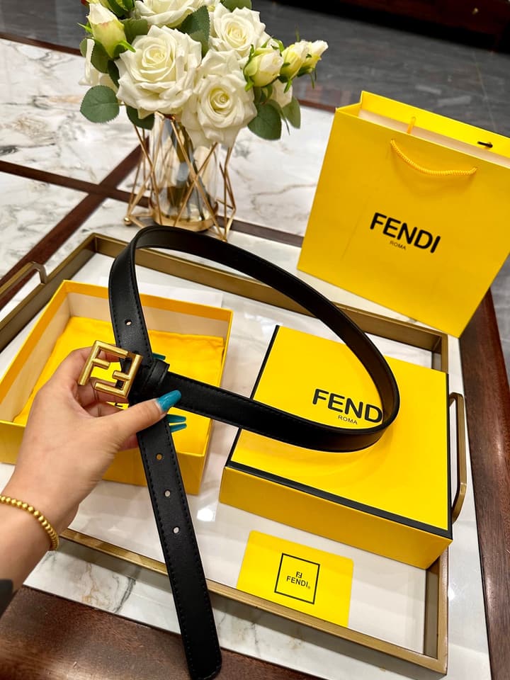 Fendi Classic Leather Belt – 2.5cm in Black Leather With Antique Gold Buckle