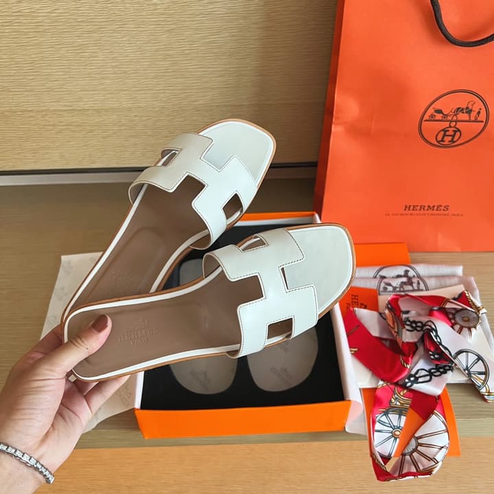 Hermès Handmade Leather Sandals – 2023 Spring Collection in Navy Blue Leather