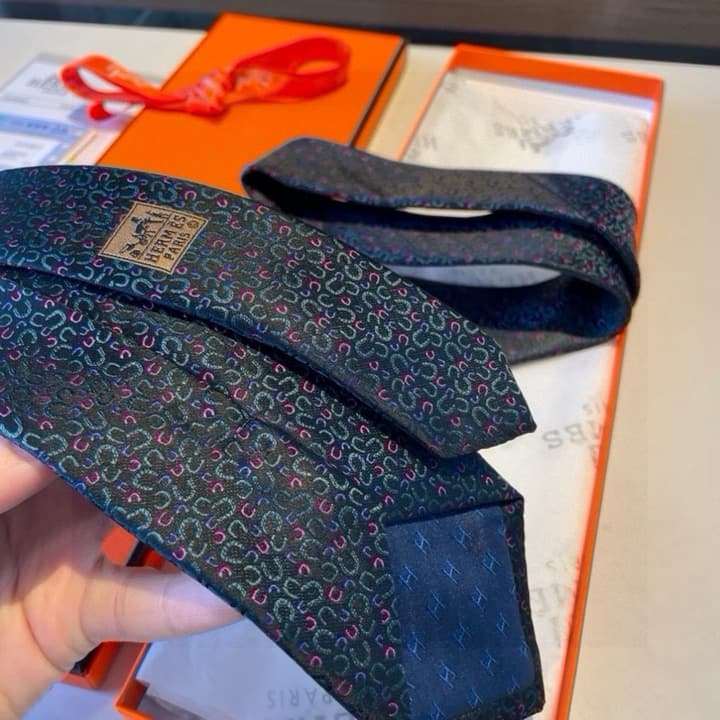 Hermès Men's New Tie Series in Burgundy