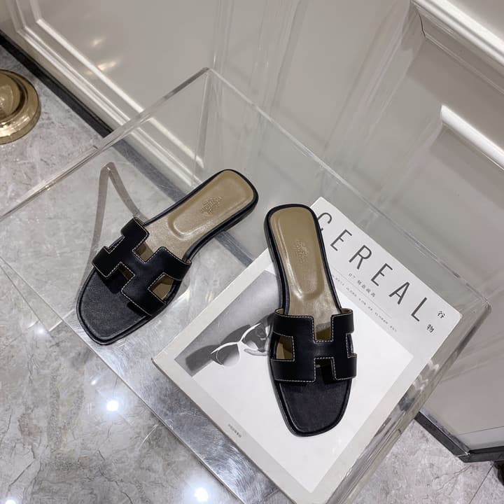 Hermès Oasis H Flat Sandals in Taupe Strap