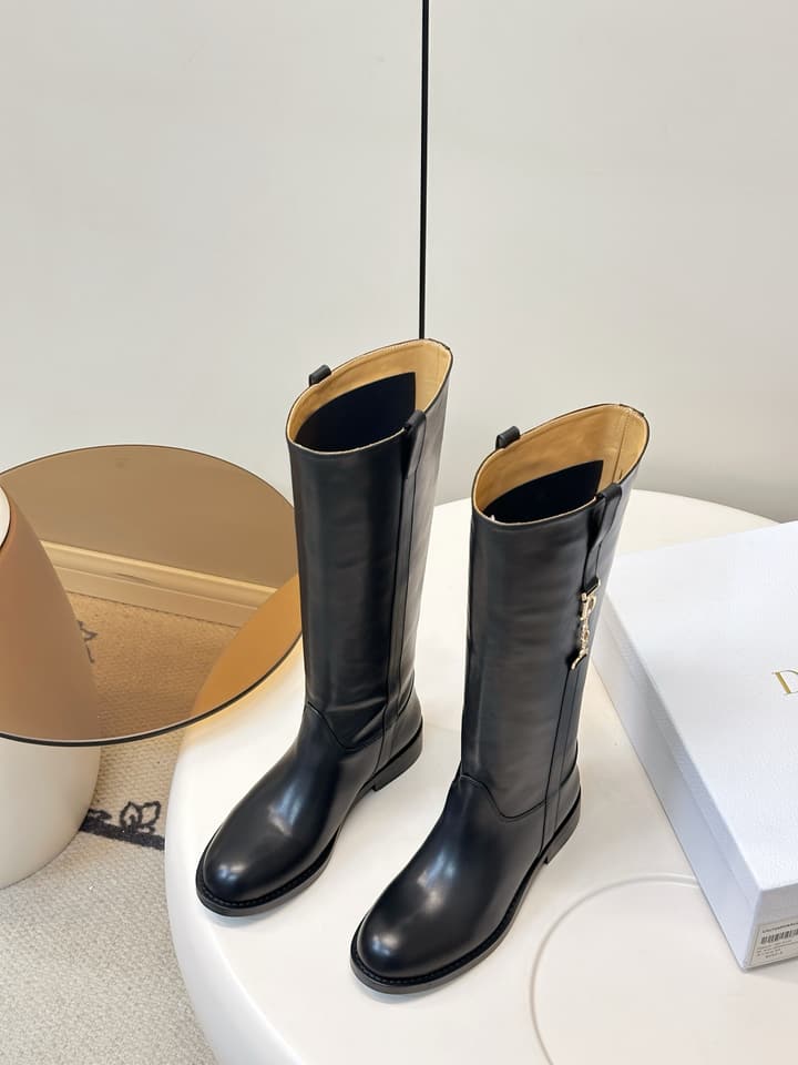 Dior Chain-Embellished Leather Riding Boots – 26FW