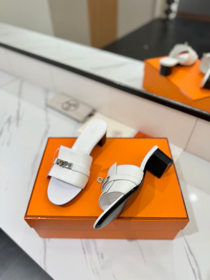 Hermès Classic Smooth Cowhide Heeled Sandals in Beige