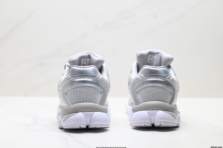 Onitsuka Tiger ULTI RS TIGRUN Low-Top Sneakers in Metallic Silver And White