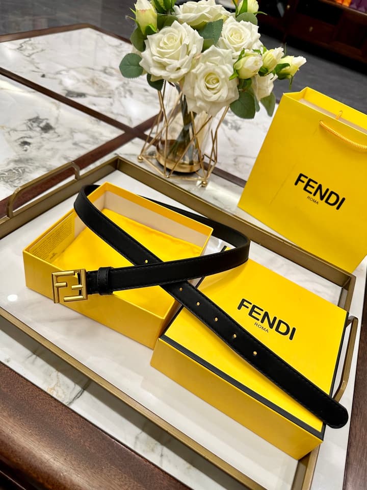 Fendi Classic Leather Belt – 2.5cm in Black Leather With Antique Gold Buckle