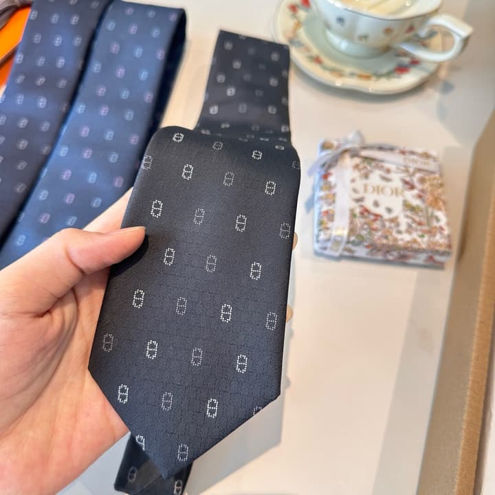 Hermès Men's Winter Anchor Chain Silk Tie – New Collection in Black