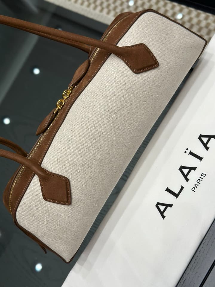 Alaïa Le Teckel Dachshund Bag in Cream And Black