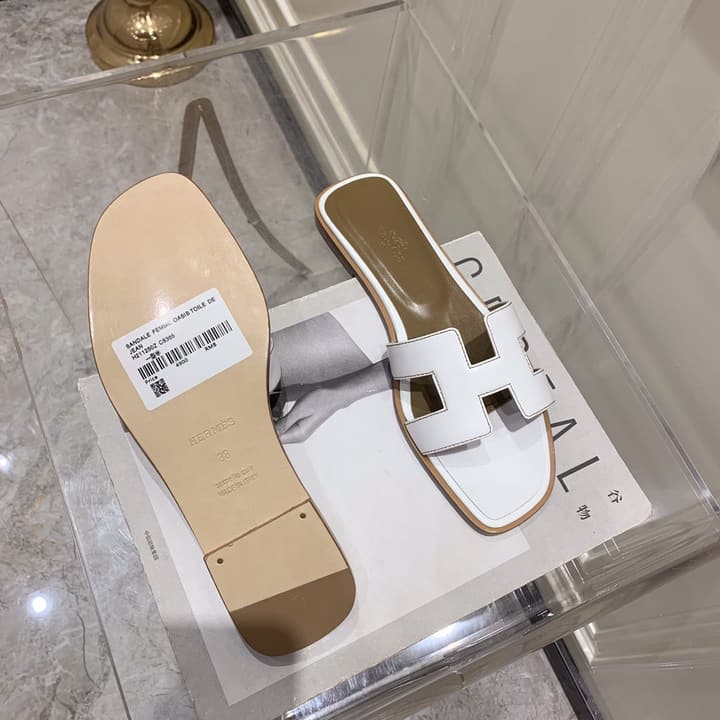 Hermès Oasis H Flat Sandals in Taupe Strap
