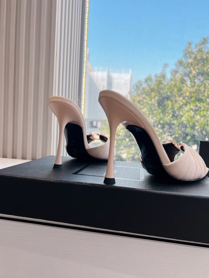 Saint Laurent Lee Metal Chain Pointed-Toe Pumps in Black Satin
