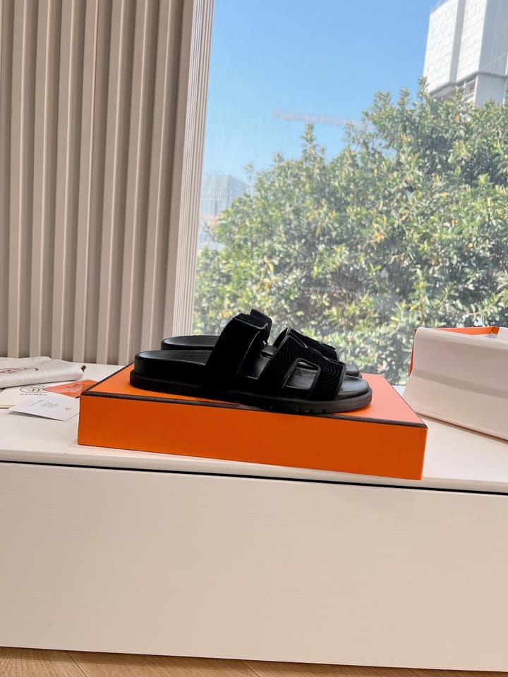 Hermès Pig Nose Thong Sandals – 2024 Spring/Summer Collection in Black