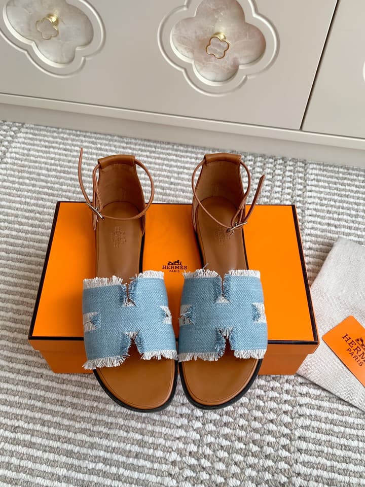 Hermès Santorini Classic H Flat Sandals in Taupe