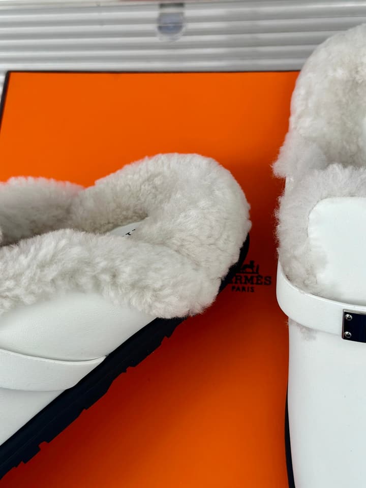 Hermès Kelly Buckle Furry Slippers – Autumn/Winter Collection in Black Suede With White Fur