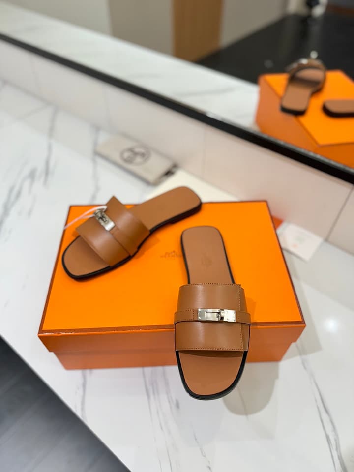 Hermès Classic Timeless Leather Sandals in Black