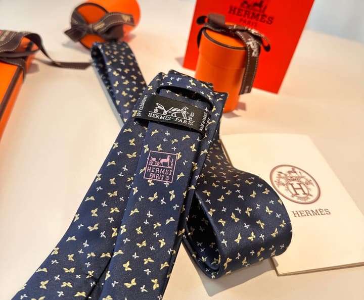 Hermès Animal Series Men's Silk Tie in Blue With Pink Pattern