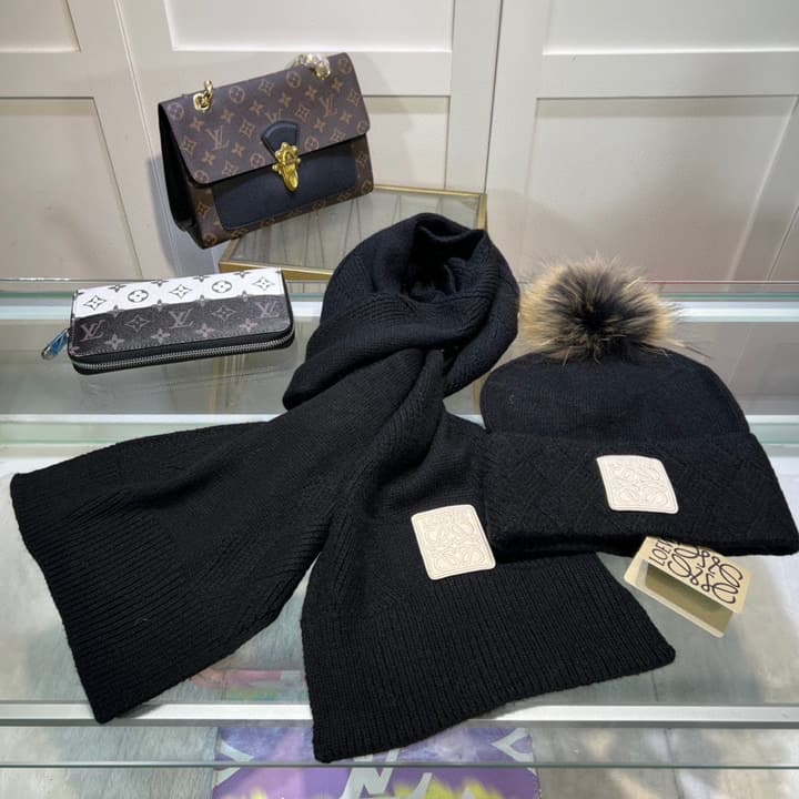 Loewe Classic Hat and Scarf Set in Cream Plain