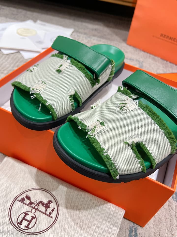 Hermès Chypre Leather Slides – 2023SS in Emerald Green & Textured Beige