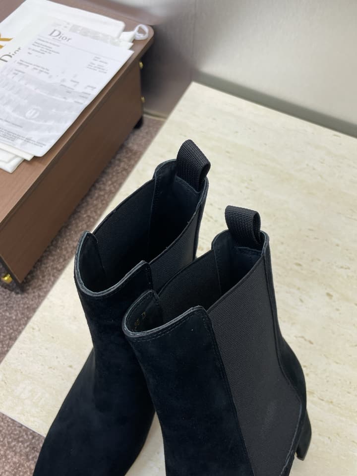 Dior D-Art Chunky Heel Chelsea Ankle Boots – 2025FW in Black Suede