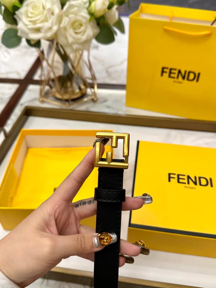 Fendi Classic Leather Belt – 2.5cm in Black Leather With Antique Gold Buckle