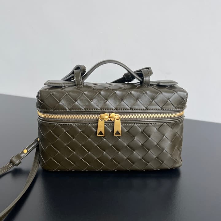 Bottega Veneta Intrecciato Vanity Case in Cream
